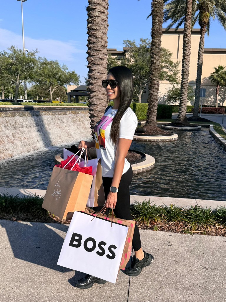Lau con bolsas de Boss y Christian Louboutin