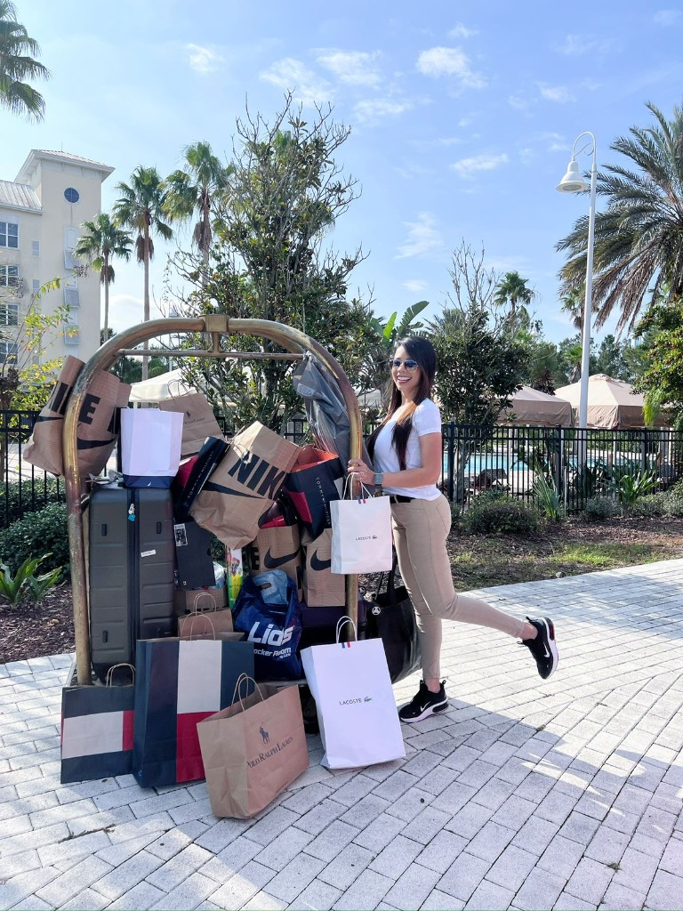 Lau con carrito de compras de marcas internacionales