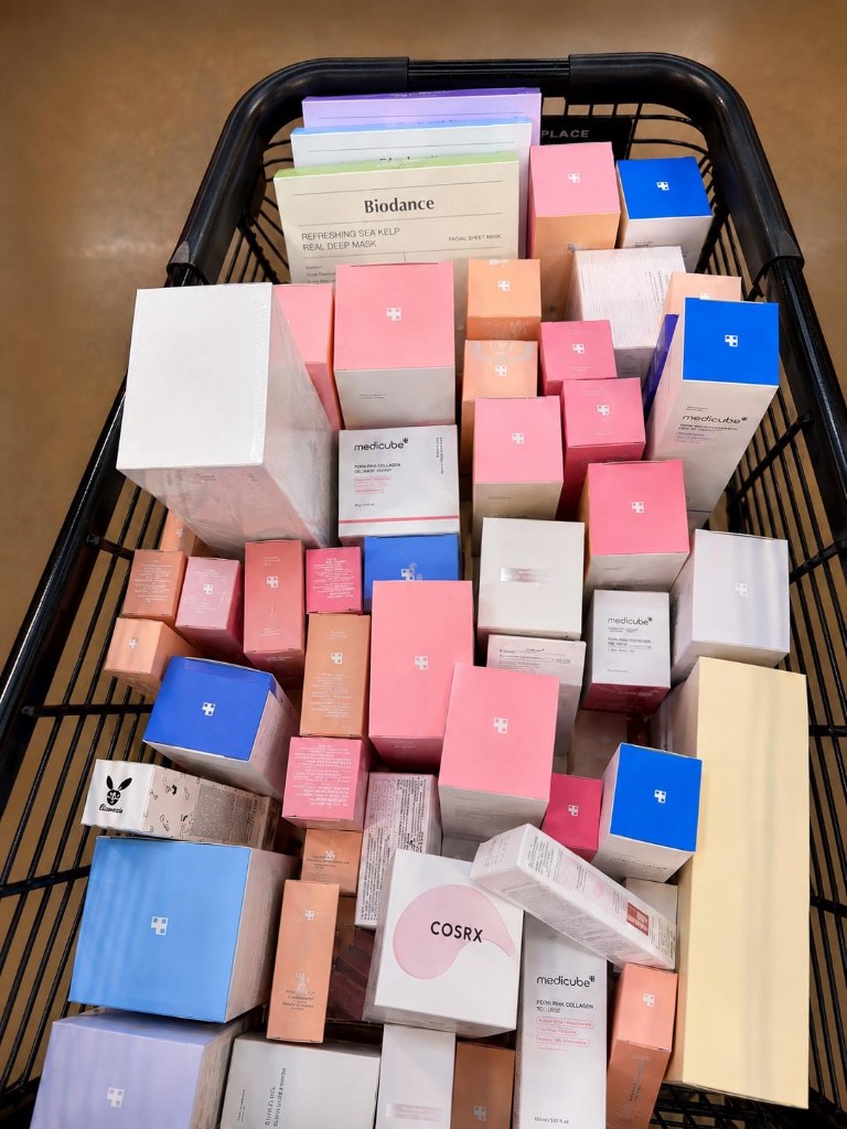 Carrito lleno de productos de belleza y skincare