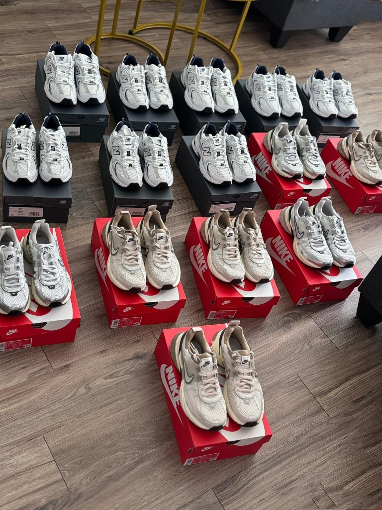 Tenis New Balance y Nike sobre sus cajas