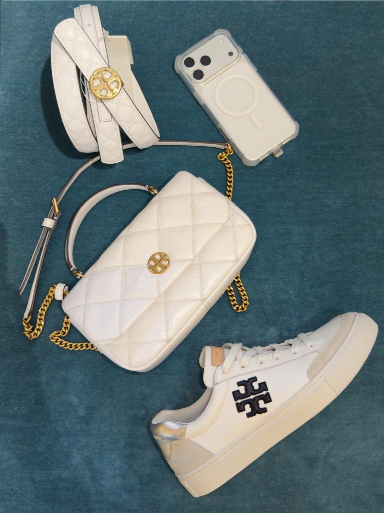 Bolso, cinturón y tenis Tory Burch
