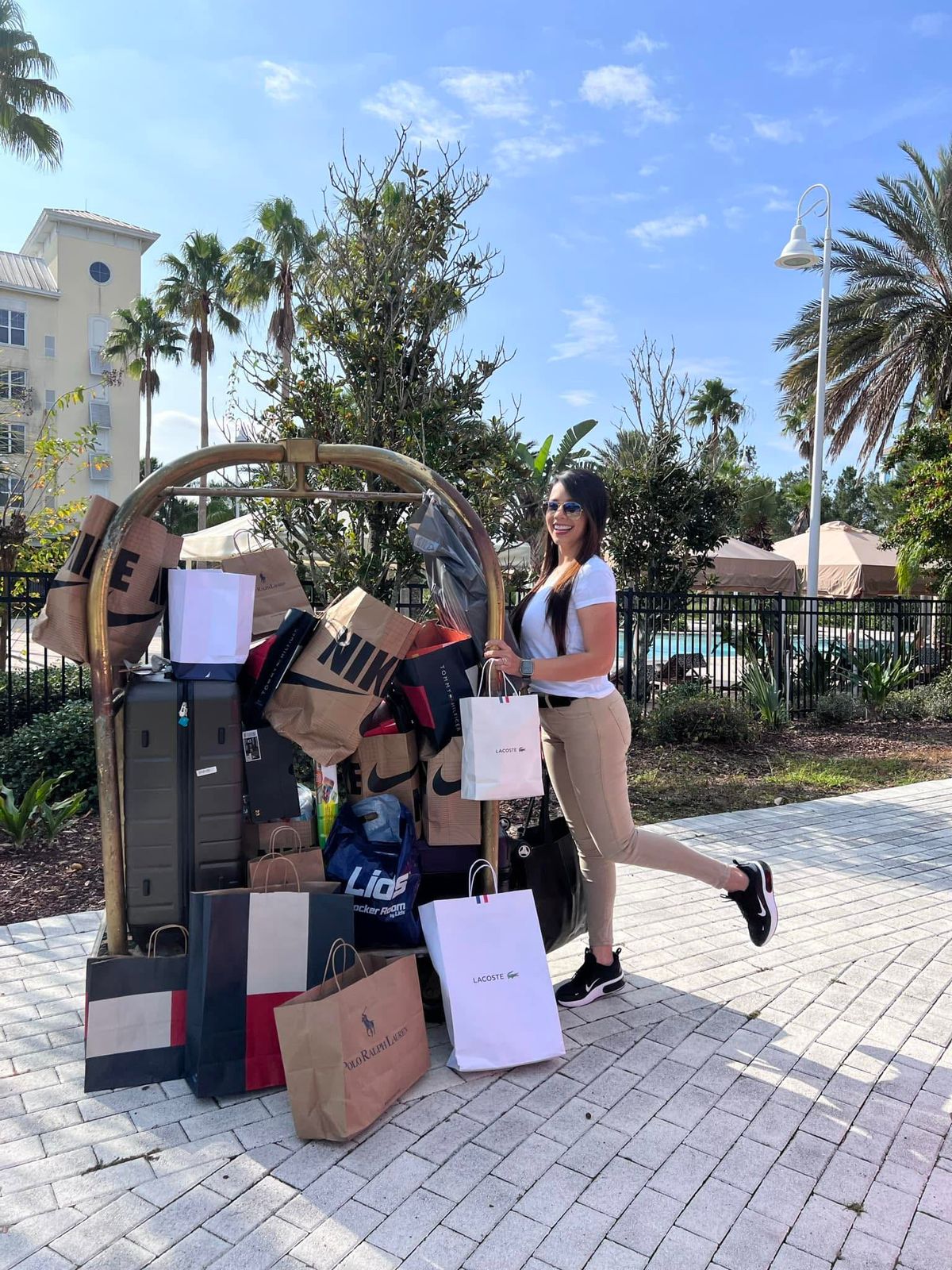 Laura con bolsas de compras de marcas internacionales
